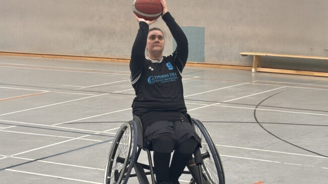 Stephanie basket wide Stephanie playing basket in 3D printed cushion