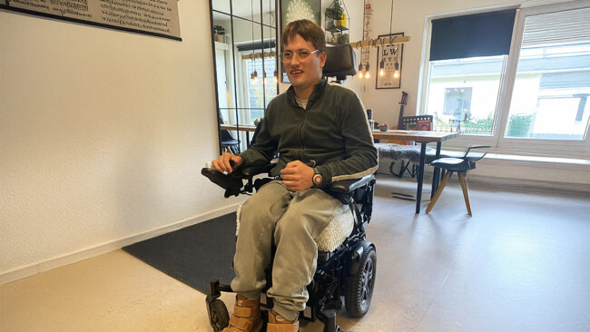 Oliver-banner Patient in 3D printed seat